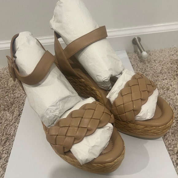 NIB / André Assous Women's Cecilia Wedge Sandal / Color: Beige/Khaki - Picture 4 of 6